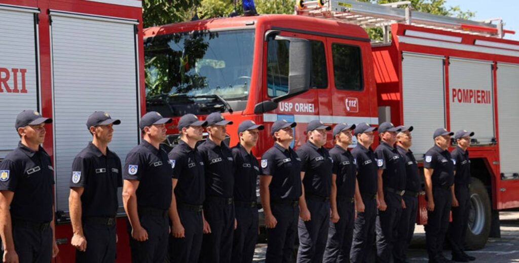 Спасатели и пожарные усиливают дежурство на Радоницу