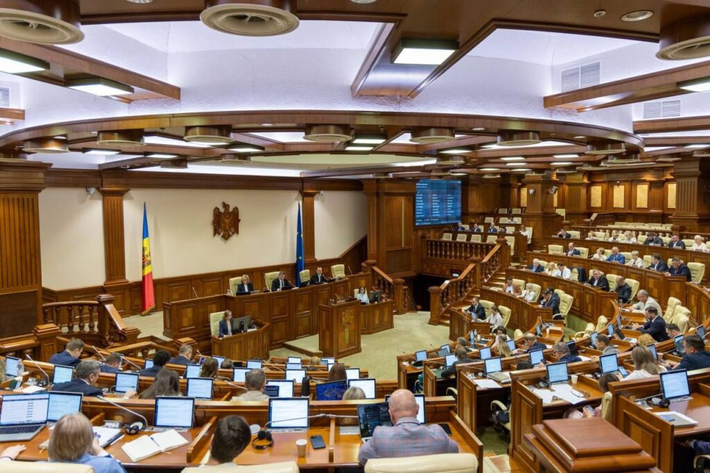Парламент утвердил новые правила пересмотра минимальной зарплаты в Молдове