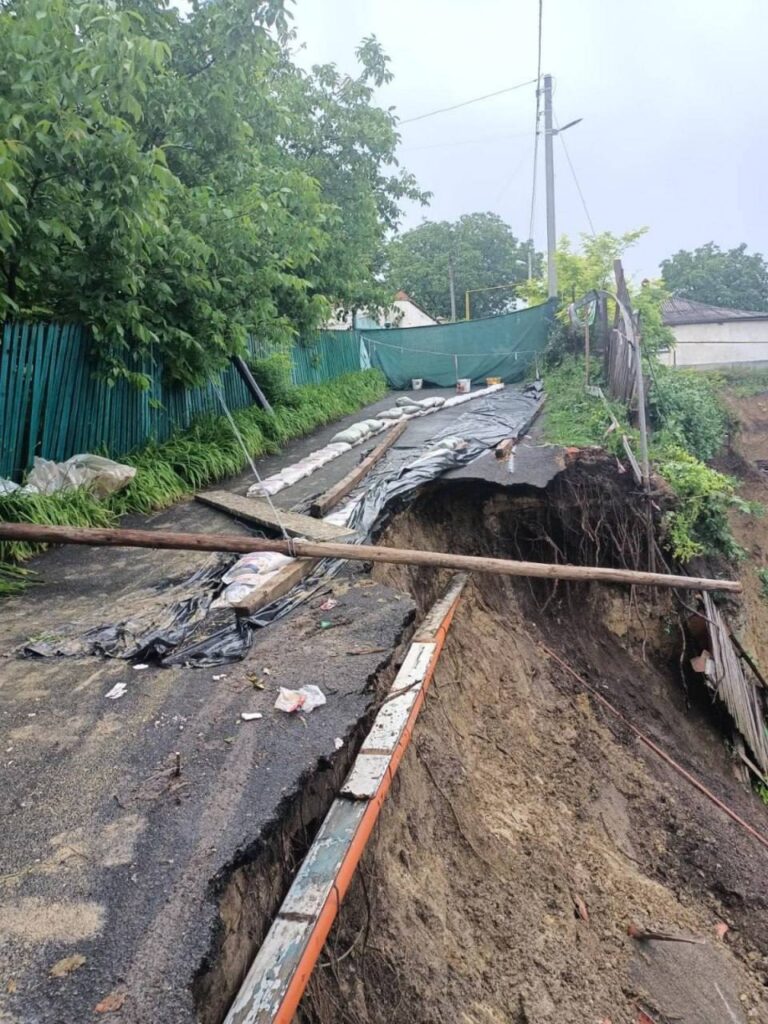 Спасатели продолжают ликвидировать последствия проливных дождей в Молдове