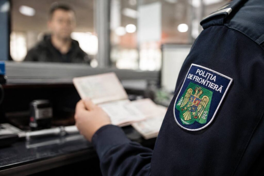 Пограничники выявили девять поддельных документов за неделю