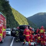 На трассе в Румынии часть скалы обрушилась на проезжающий автомобиль