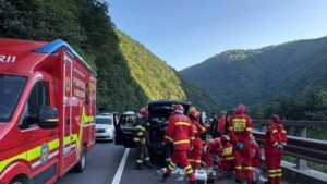 На трассе в Румынии часть скалы обрушилась на проезжающий автомобиль