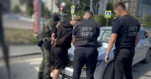 Сотрудника системы юстиции и двух его сообщников подозревают в торговле кокаином