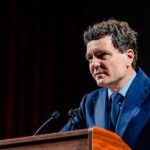 Президент Румынии призвал усилить безопасность в школах после двух нападений с ножом